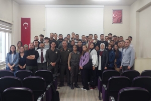 Düzce Üniversitesi Ormancılık Meslek Yüksek okulu na Orman Muhafaza Memuru Çetin Dülger Baver Işıktaş ve Fatma Varol ziyaret de bulunarak mesleğe adım atacak geleceğin Orman Muhafaza Memurlarına mesleki tecrübelerini anlattıkları mini bir söyleşi gerçekleştirdiler...Mesleki bilgiler verdikleri mesl