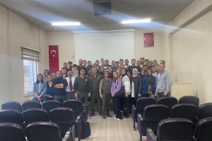 Düzce Üniversitesi Ormancılık Meslek Yüksek okulu na Orman Muhafaza Memuru Çetin Dülger Baver Işıktaş ve Fatma Varol ziyaret de bulunarak mesleğe adım atacak geleceğin Orman Muhafaza Memurlarına mesleki tecrübelerini anlattıkları mini bir söyleşi gerçekleştirdiler...Mesleki bilgiler verdikleri mesl