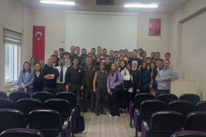 Düzce Üniversitesi Ormancılık Meslek Yüksek okulu na Orman Muhafaza Memuru Çetin Dülger Baver Işıktaş ve Fatma Varol ziyaret de bulunarak mesleğe adım atacak geleceğin Orman Muhafaza Memurlarına mesleki tecrübelerini anlattıkları mini bir söyleşi gerçekleştirdiler...Mesleki bilgiler verdikleri mesl