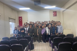 Düzce Üniversitesi Ormancılık Meslek Yüksek okulu na Orman Muhafaza Memuru Çetin Dülger Baver Işıktaş ve Fatma Varol ziyaret de bulunarak mesleğe adım atacak geleceğin Orman Muhafaza Memurlarına mesleki tecrübelerini anlattıkları mini bir söyleşi gerçekleştirdiler...Mesleki bilgiler verdikleri mesl