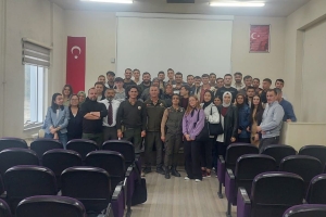 Düzce Üniversitesi Ormancılık Meslek Yüksek okulu na Orman Muhafaza Memuru Çetin Dülger Baver Işıktaş ve Fatma Varol ziyaret de bulunarak mesleğe adım atacak geleceğin Orman Muhafaza Memurlarına mesleki tecrübelerini anlattıkları mini bir söyleşi gerçekleştirdiler...Mesleki bilgiler verdikleri mesl