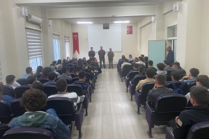 Düzce Üniversitesi Ormancılık Meslek Yüksek okulu na Orman Muhafaza Memuru Çetin Dülger Baver Işıktaş ve Fatma Varol ziyaret de bulunarak mesleğe adım atacak geleceğin Orman Muhafaza Memurlarına mesleki tecrübelerini anlattıkları mini bir söyleşi gerçekleştirdiler...Mesleki bilgiler verdikleri mesl