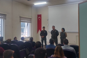 Düzce Üniversitesi Ormancılık Meslek Yüksek okulu na Orman Muhafaza Memuru Çetin Dülger Baver Işıktaş ve Fatma Varol ziyaret de bulunarak mesleğe adım atacak geleceğin Orman Muhafaza Memurlarına mesleki tecrübelerini anlattıkları mini bir söyleşi gerçekleştirdiler...Mesleki bilgiler verdikleri mesl