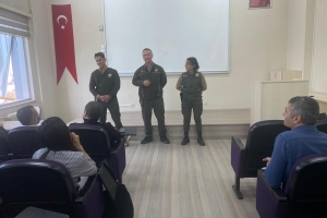 Düzce Üniversitesi Ormancılık Meslek Yüksek okulu na Orman Muhafaza Memuru Çetin Dülger Baver Işıktaş ve Fatma Varol ziyaret de bulunarak mesleğe adım atacak geleceğin Orman Muhafaza Memurlarına mesleki tecrübelerini anlattıkları mini bir söyleşi gerçekleştirdiler...Mesleki bilgiler verdikleri mesl