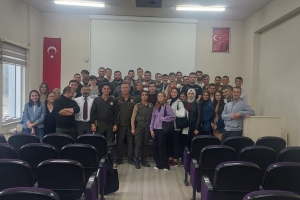 Düzce Üniversitesi Ormancılık Meslek Yüksek okulu na Orman Muhafaza Memuru Çetin Dülger Baver Işıktaş ve Fatma Varol ziyaret de bulunarak mesleğe adım atacak geleceğin Orman Muhafaza Memurlarına mesleki tecrübelerini anlattıkları mini bir söyleşi gerçekleştirdiler...Mesleki bilgiler verdikleri mesl