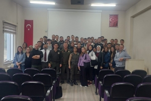 Düzce Üniversitesi Ormancılık Meslek Yüksek okulu na Orman Muhafaza Memuru Çetin Dülger Baver Işıktaş ve Fatma Varol ziyaret de bulunarak mesleğe adım atacak geleceğin Orman Muhafaza Memurlarına mesleki tecrübelerini anlattıkları mini bir söyleşi gerçekleştirdiler...Mesleki bilgiler verdikleri mesl