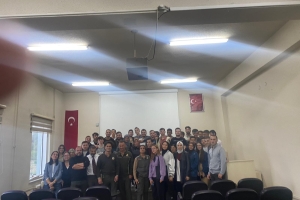 Düzce Üniversitesi Ormancılık Meslek Yüksek okulu na Orman Muhafaza Memuru Çetin Dülger Baver Işıktaş ve Fatma Varol ziyaret de bulunarak mesleğe adım atacak geleceğin Orman Muhafaza Memurlarına mesleki tecrübelerini anlattıkları mini bir söyleşi gerçekleştirdiler...Mesleki bilgiler verdikleri mesl