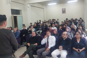 Düzce Üniversitesi Ormancılık Meslek Yüksek okulu na Orman Muhafaza Memuru Çetin Dülger Baver Işıktaş ve Fatma Varol ziyaret de bulunarak mesleğe adım atacak geleceğin Orman Muhafaza Memurlarına mesleki tecrübelerini anlattıkları mini bir söyleşi gerçekleştirdiler...Mesleki bilgiler verdikleri mesl